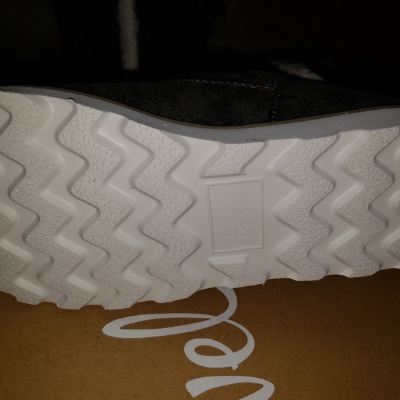 Revel kids boots available in size 5 - Picture 7 of 8